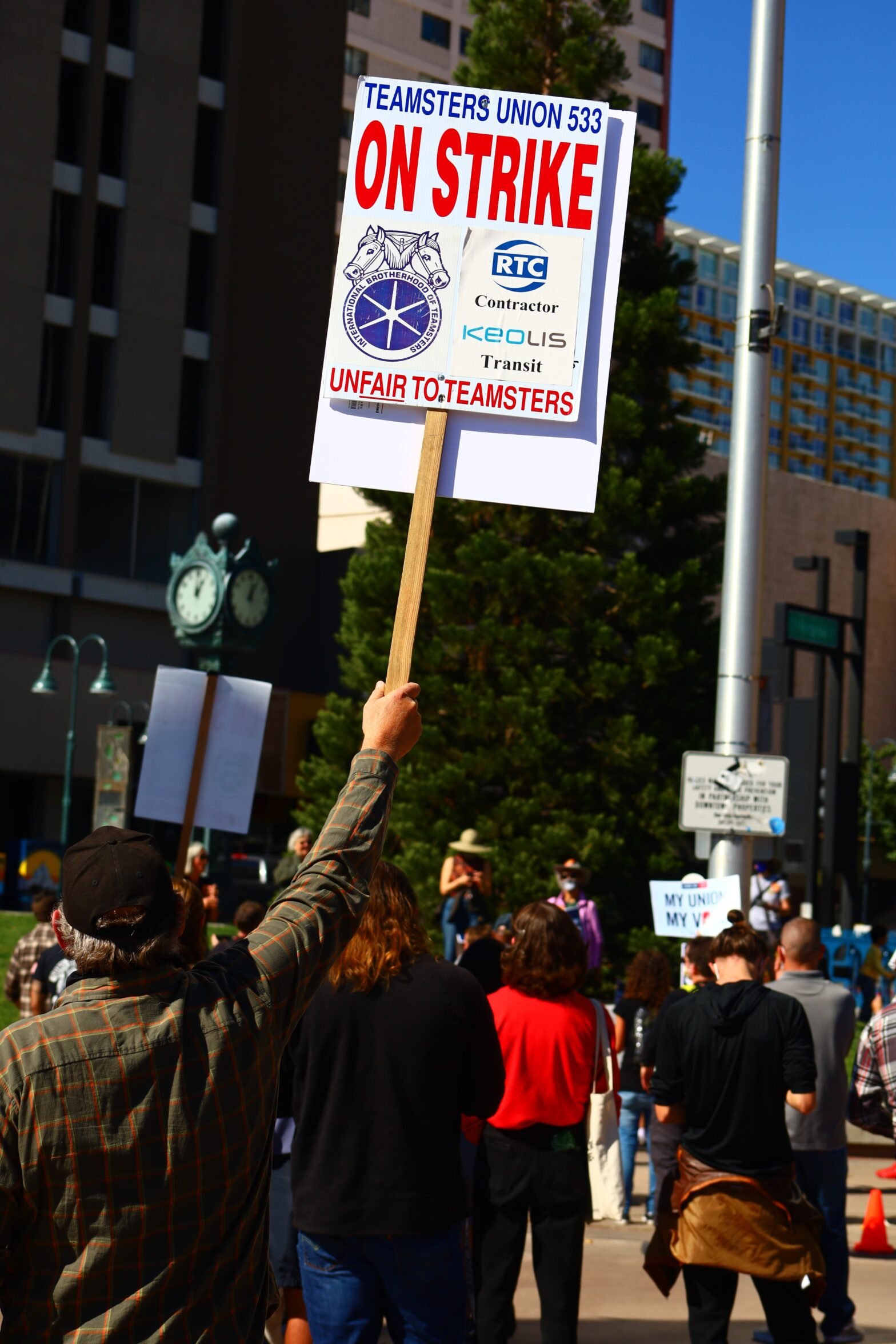 75000 kaiser permanente healthcare workers are on strike in multiple states 3